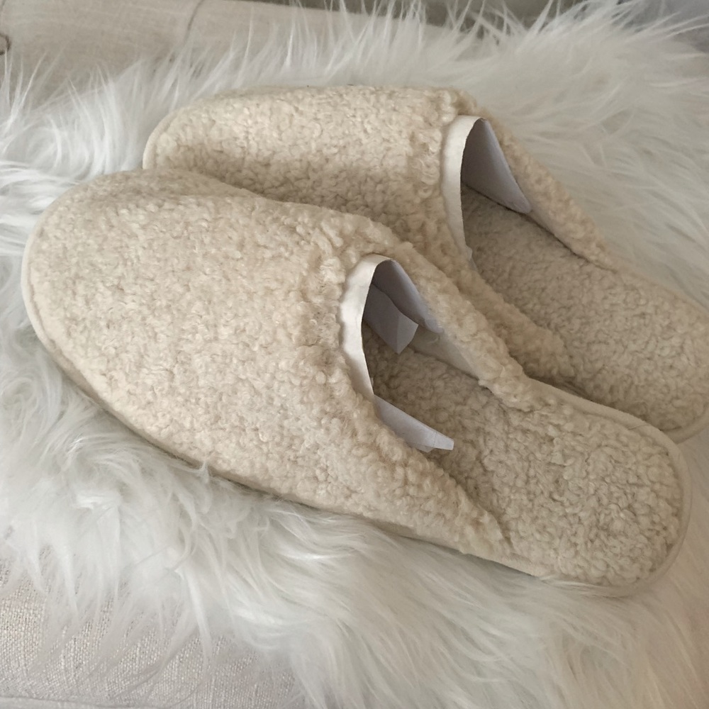 Fuzzy Sherpa-style slippers, sz L
